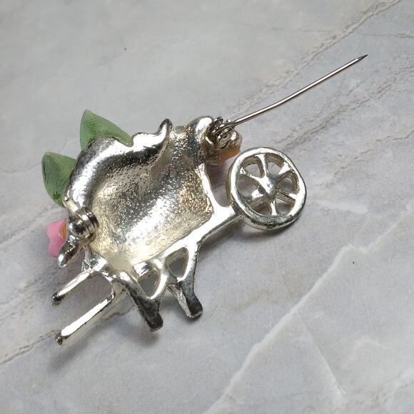 Silver Tone Wheel Barrow full of Pink Roses Brooch Pin, Vintage Spring Accessory - Picture 6 of 9